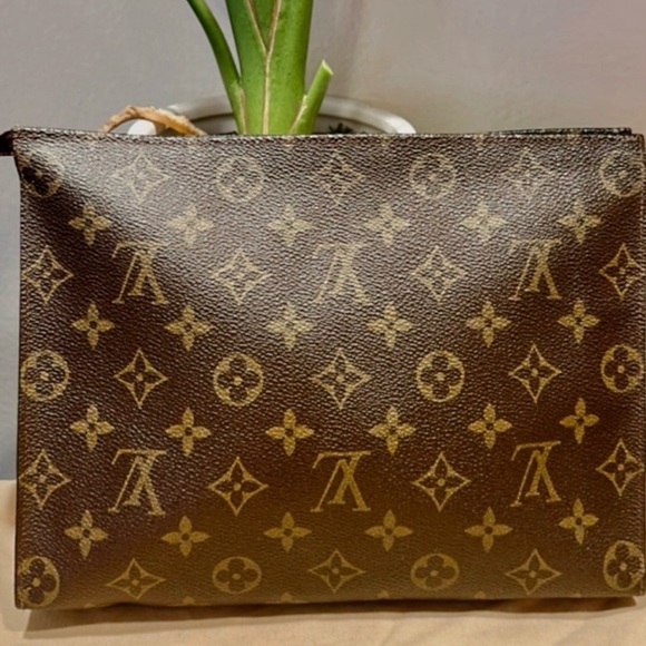 💯% Authentic Louis Vuitton Toiletry Pouch 26✨ - Picture 4 of 7